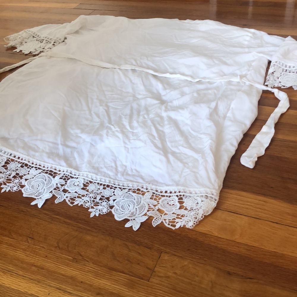 White Laced Robe - Picture 8 of 8